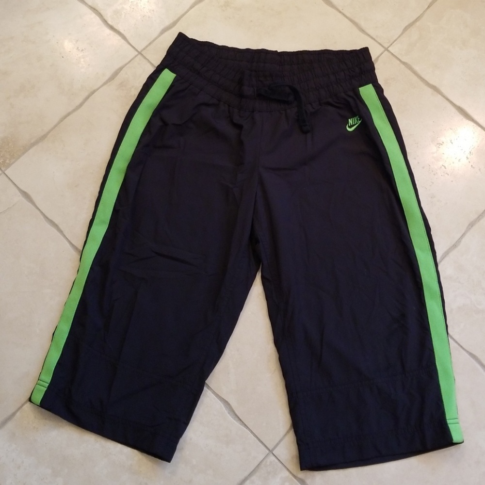 NIKE Capris size M (8-10)